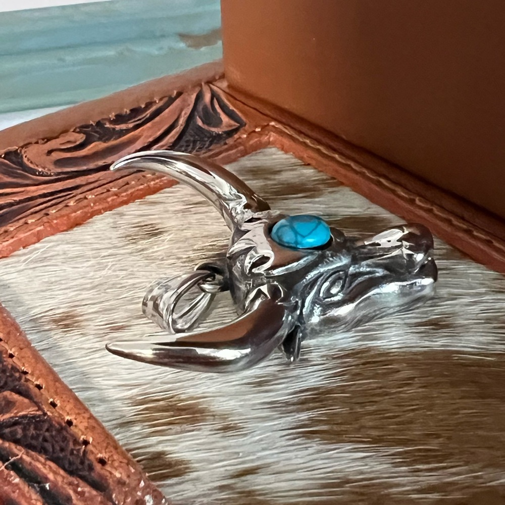 New Steer Bull Longhorn Cowgirl Cow western faux turquoise silver pendant 2” - Picture 3 of 6